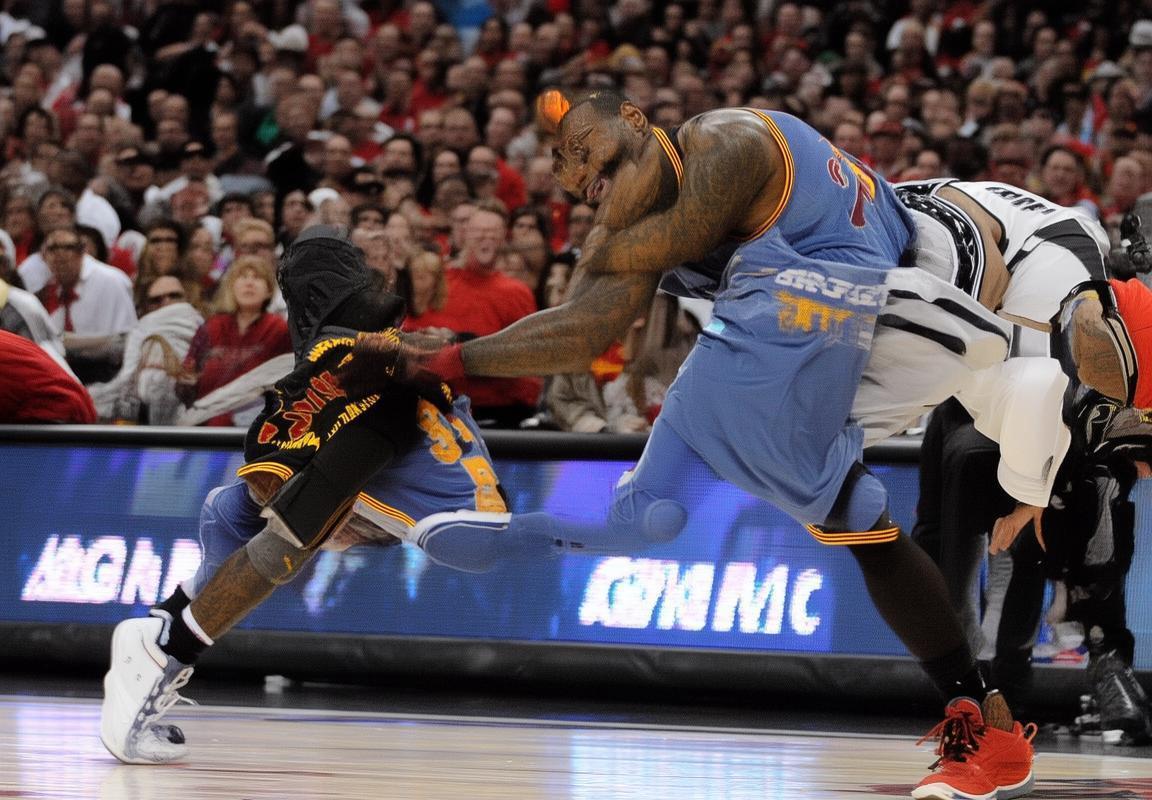 2013年NBA总决赛：詹姆斯绝杀逆转马刺，巅峰对决经典回顾